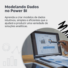 a person holding a pen in front of a laptop that says ' modelando dados no power bi ' on it