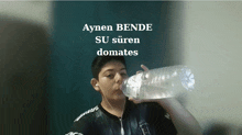 a boy drinking water from a plastic bottle with the words aynen bende su suren domates written above him