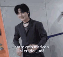 a man in a suit with the words corre cmo maricon si eri del juda written on the bottom