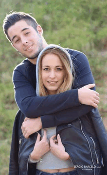 a man is carrying a woman on his back in a photo by sergio barcelo