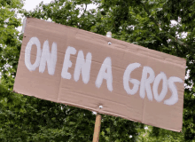 a cardboard sign that reads on en a gros