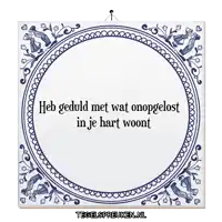 a blue and white tile with the words heb geduld met wat onopgelost in je hart woont