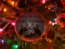 a christmas ornament that says celebra la navidad siendo detective on it