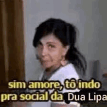 a woman is making a funny face with the words `` sim amore to indo pra social da dua lipa '' .