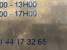 a sign that says 00 13h00 00-17h00 and 144 17 32 65 on it