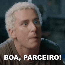 a close up of a man 's face with the words boa , parceiro behind him