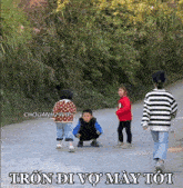 a group of children are walking down a road with a caption that says " tron di vo may tot "