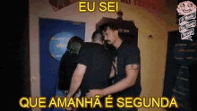 a group of people standing next to each other in a room with the words eu sei que amanha e segunda