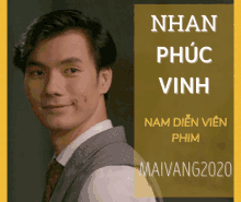 a man in a suit and tie is smiling in front of a sign that says nhan phục vinh