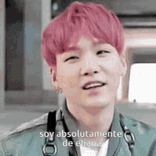 a young man with pink hair is smiling and says `` soy absolutamente de eliana ''