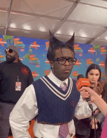 a man is being interviewed at a nickelodeon kids choice award