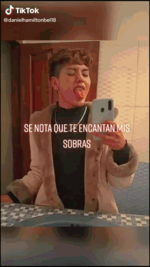 a man taking a picture of himself with a caption that says se nota que te encantan mis sobras