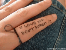 a person has a tattoo on their finger that says `` i love you , don 't forget it ''