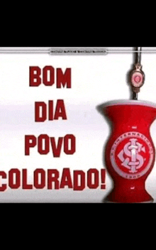 a sign that says bom dia povo colorado with a red cup