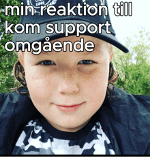 a young boy wearing a baseball cap with the words min-reaktion till kom support omgående written on it