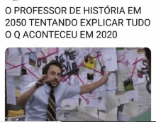 a man standing in front of a board that says o professor de historia em 2050 tentando explicar tudo