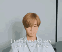 ji sung cuando dicen que no es de nay is a gif of a man with blonde hair making a funny face .