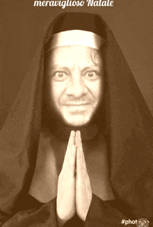 a picture of a man dressed as a nun with the words meraviglioso natale on the bottom