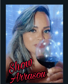 a picture of a woman holding a glass of wine with the name show arrasou