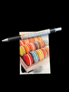 a pen with dh macarons written on the top of it