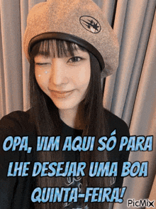 a woman wearing a beret and a black shirt with the words opa vim aqui so para lhe desejar uma boa