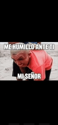 a bald man in a red shirt is kneeling down with a caption that says me humillo ante ti mi senor .