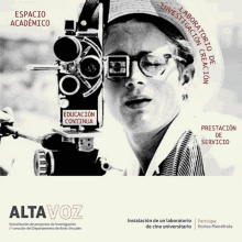 a black and white photo of a man looking through a camera with the words educacion continua written on it