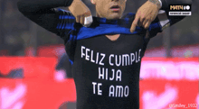a man wearing a black shirt that says feliz cumple hija te amo