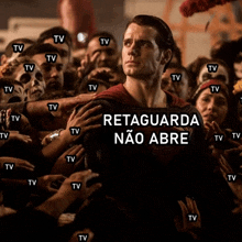 a man stands in front of a crowd of people with the words retaguarda não abre written on his chest