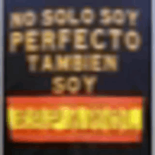 a blurry picture of a sign that says " no solo soy perfecto tambien soy "