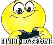 a yellow smiley face with a black bow tie and the words familia hoy se come .