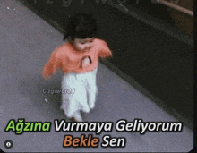 a little girl is walking down a sidewalk with the words " agzina vurmaya geliyorum bekle sen " on the bottom