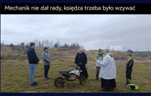 a group of people standing around a dirt bike with a caption that says mechanic nie dat rady