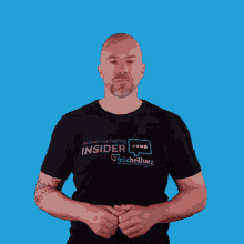 a man wearing a black shirt that says online marketing insider on it