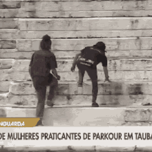 a couple of people standing on a set of stairs with the words de mulheres praticantes de parkour em tauba