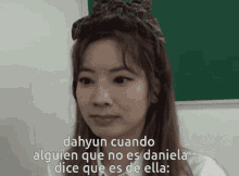 a girl with a plaid headband says dahyun cuando alguien que no es daniela dice que es de ella .