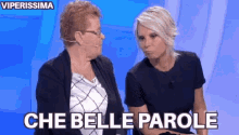 two women are sitting next to each other and the words che belle parole are on the screen