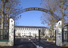 the entrance to the ecole du genie is shown with a large building in the background