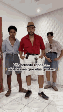 three men standing next to each other with the caption " não adianta rapazes ... são deses que elas gostam "