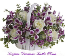 a white basket filled with purple and white flowers with the words dogum gununiniz kutlu olsun on the bottom