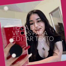 a woman taking a picture of herself with the words " todos veces para editar texto " behind her