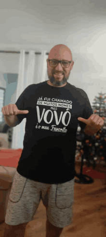 a man wearing a black t-shirt that says " ja fui chamado "