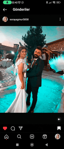 a bride and groom are posing for a picture in front of a pool with the caption gönderiler