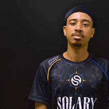 a man wearing a black shirt that says solary