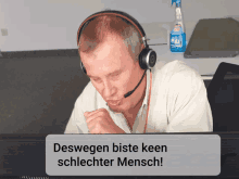 a man wearing headphones and a headset says deswegen biste keen schlechter mensch