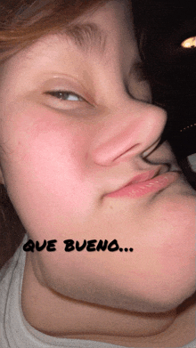 a close up of a person 's face with que bueno written on the bottom right