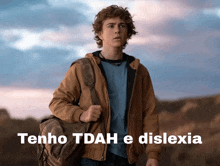 a young man carrying a backpack with the words " tenho tdah e dislexia " above him