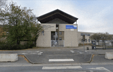 a large building with a sign that says ' ecole nationale de l' enseignement secondaire ' on it