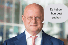 a bald man in a suit and tie with a speech bubble that says ze hebben hun best gedaan