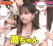 a girl with a speech bubble that says soy solo de soe above her head